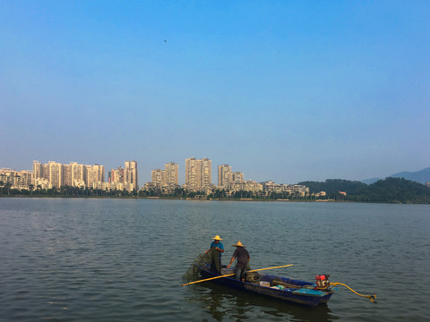 清晨波海湖捕鱼场景