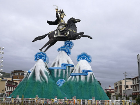 四川色达县城格萨尔王雕塑