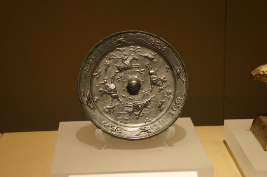 陕西西安文物狩猎纹铜镜