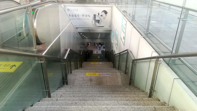 高铁站台出入口阶梯