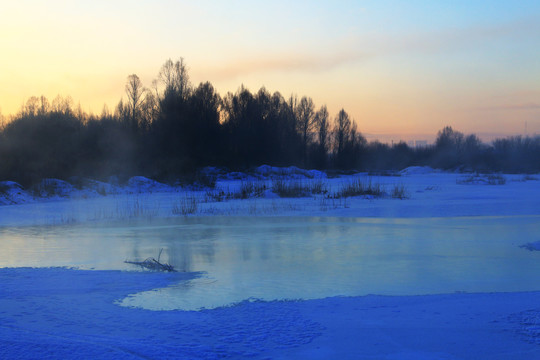 冰封河流朝阳景观