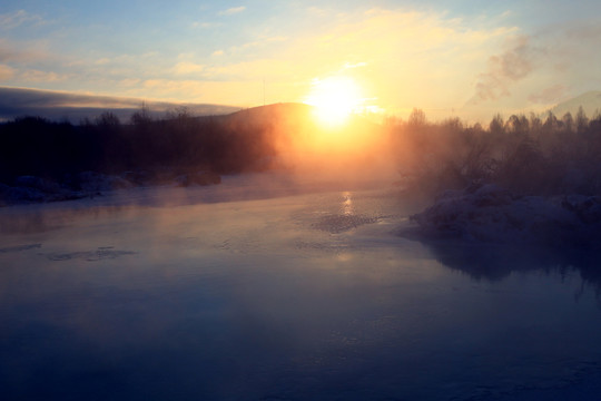 冰封河流冬日朝阳