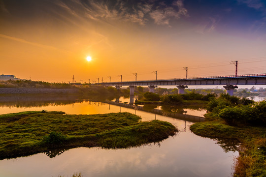夕阳黄昏中的铁路桥