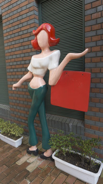 泰晤士小镇时尚购物女子的雕塑