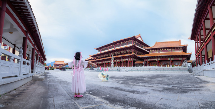 雄伟古建前的小女孩