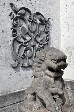 中式古建筑大门石狮子特写