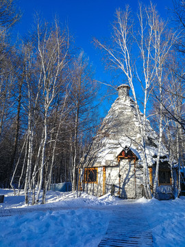 冬季白桦林桦树皮房子