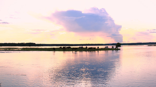呼伦贝尔湿地日落美景