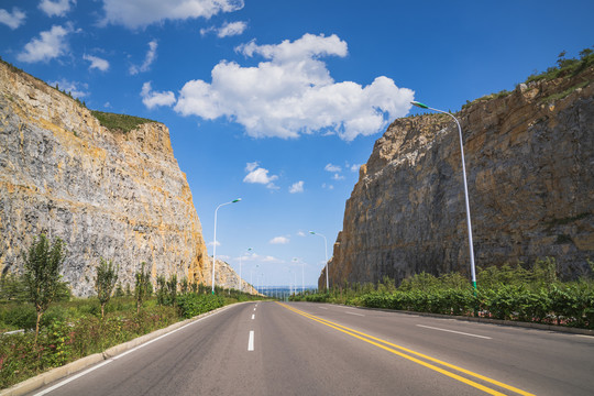 穿过山脉的公路