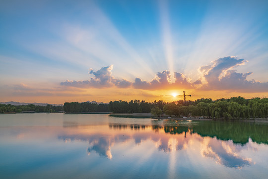 霞光万丈的湖泊风景