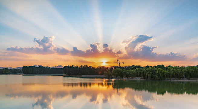 阳光晚霞湖泊风景