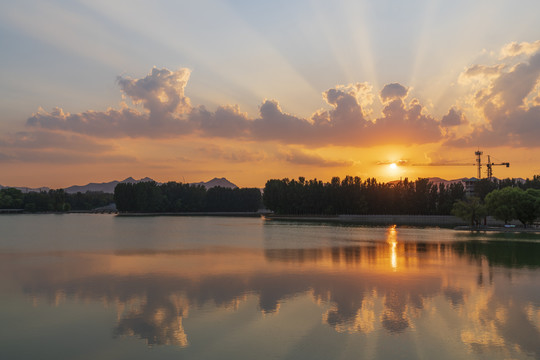 湖泊晚霞阳光