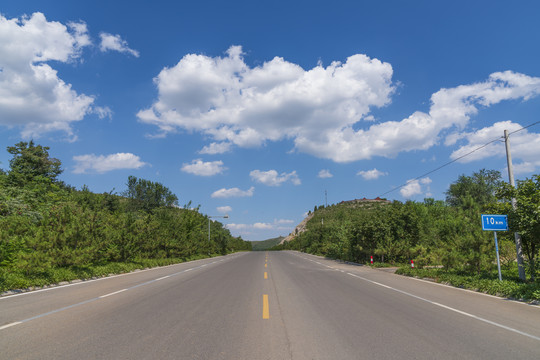 公路蓝天白云风景