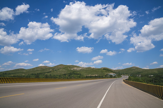 公路蓝天白云风景