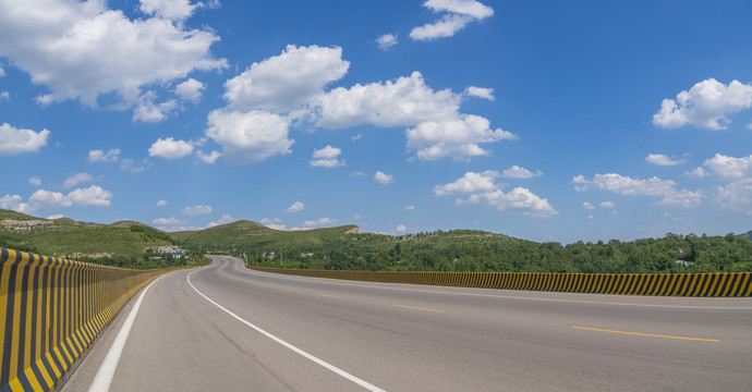 公路风景蓝天白云高清图片