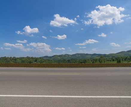 沥青路面蓝天白云公路风景