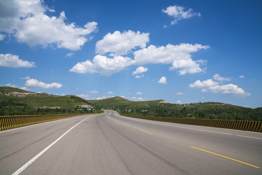 公路蓝天白云风景