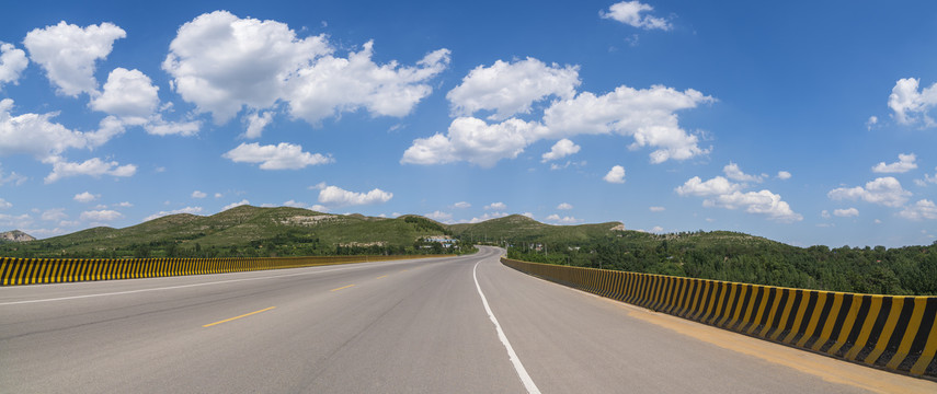 公路蓝天白云风景