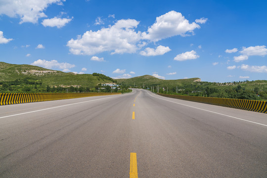 公路蓝天白云风景