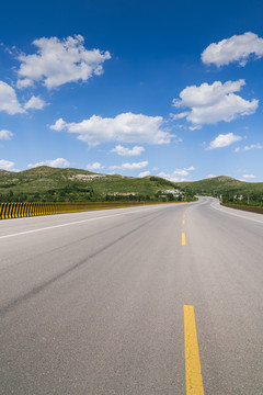 蓝天白云下的沥青公路风景