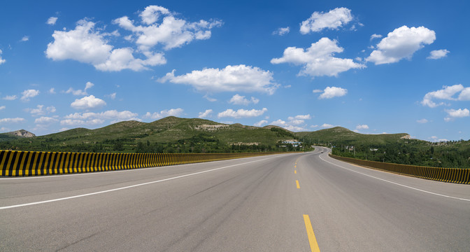 蓝天白云下的沥青公路风景