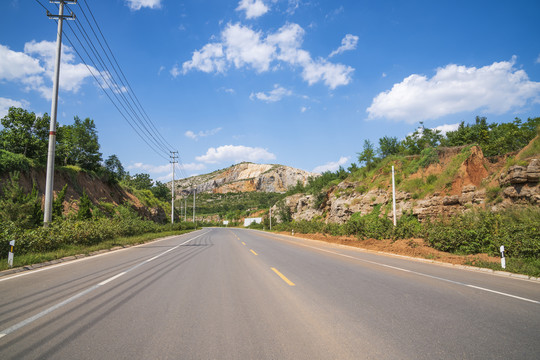 蓝天白云下的沥青公路风景