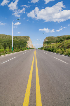 蓝天白云下的沥青公路风景