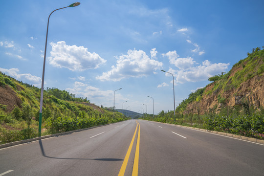 公路蓝天白云风景
