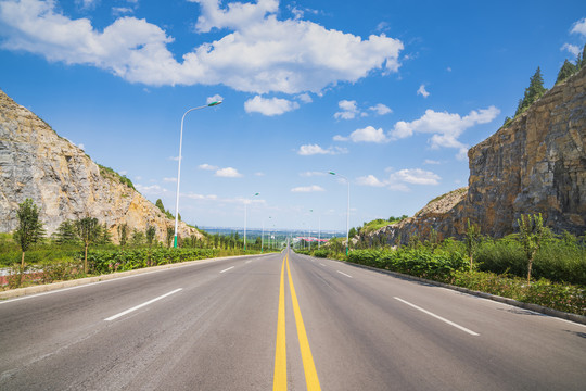公路蓝天白云风景