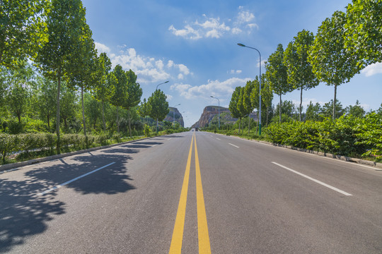 公路蓝天绿树