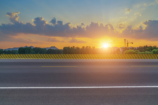 晚霞阳光公路