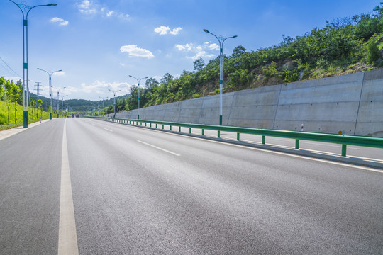 公路蓝天白云风景
