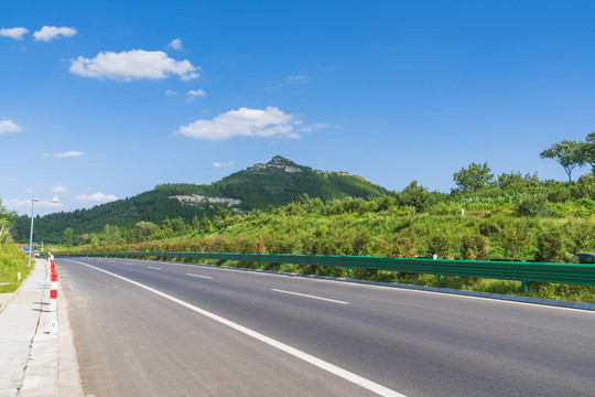 沥青公路晴天风景
