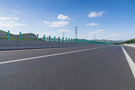 蓝天白云下的公路风景