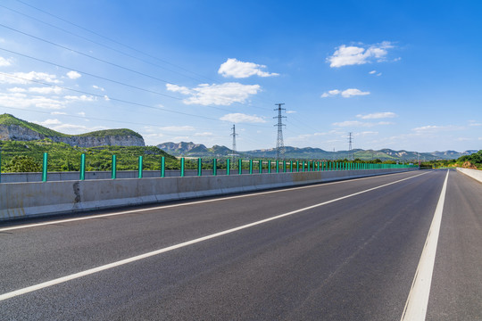 沥青公路晴天风景