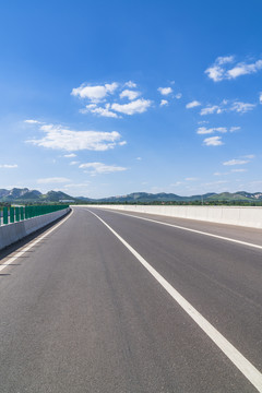 沥青公路晴天风景