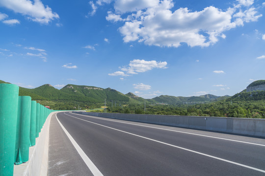 蓝天白云下的公路风景