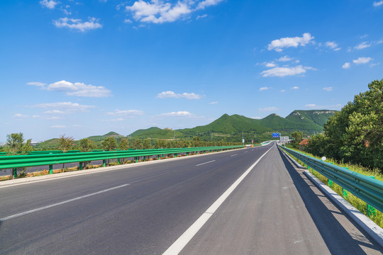 蓝天白云下的公路风景