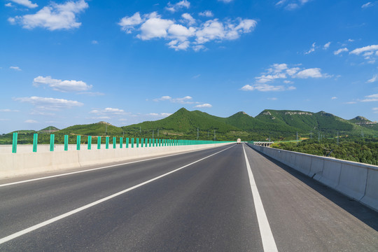 蓝天白云下的公路风景