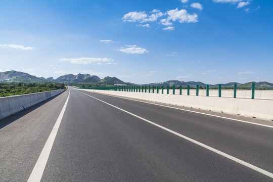 沥青公路晴天风景