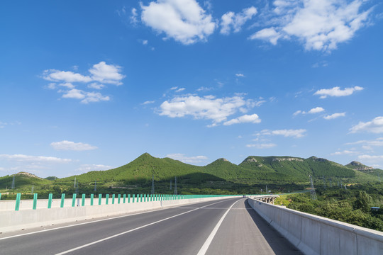 蓝天白云下的公路风景