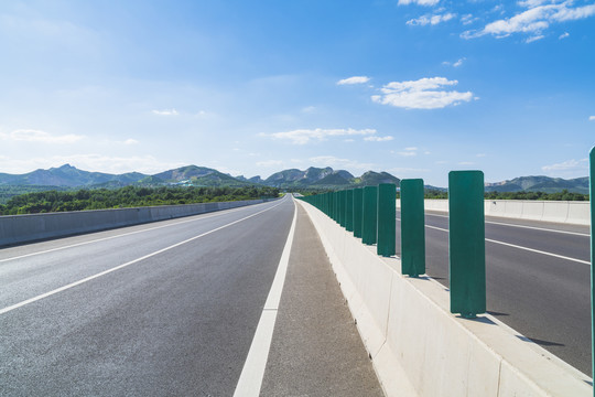 蓝天白云下的公路风景