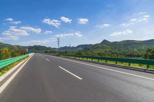 沥青公路晴天风景