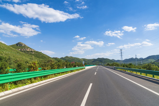 蓝天白云下的公路风景