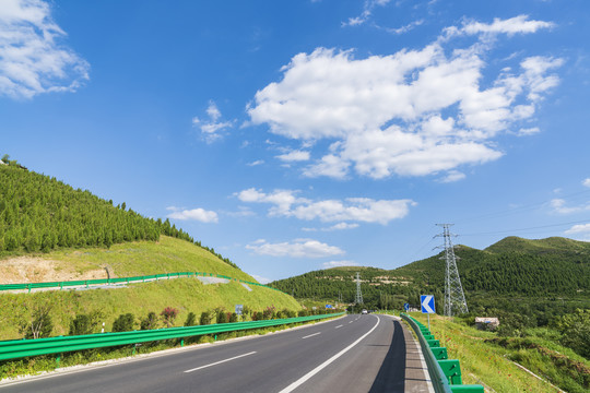蓝天白云下的公路风景