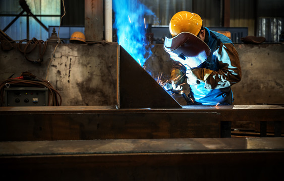 钢铁厂工人正焊接操作