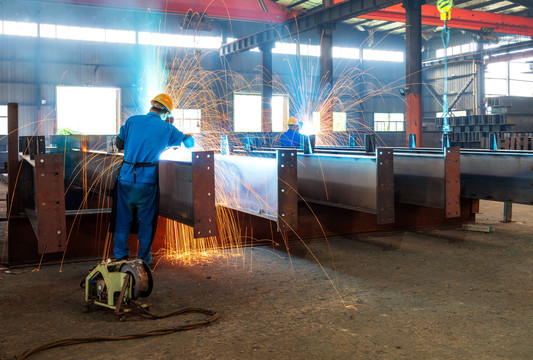 钢铁厂工人正焊接操作