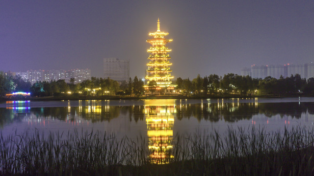 湖畔白鹭塔夜景