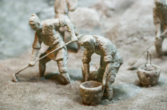 挖盐工雕像