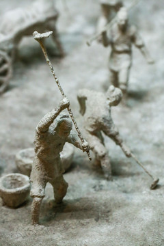 挖盐工人雕塑